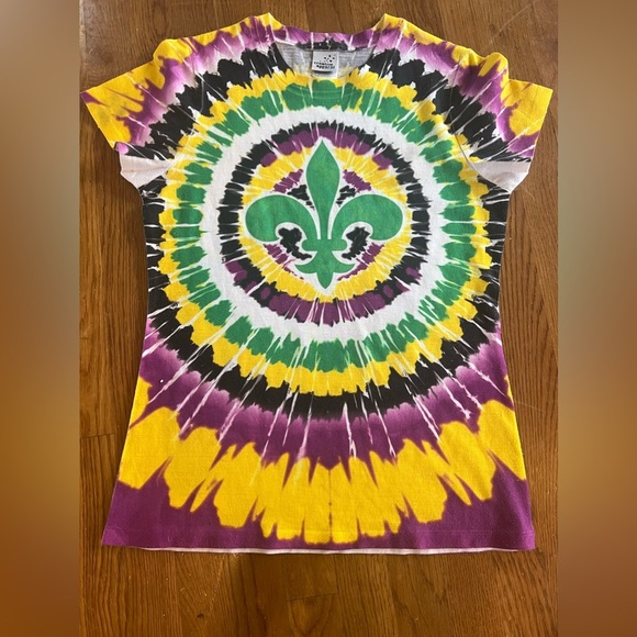 Mardi Gras Fleur de Lis ladies tee. Purple green and gold. Medium.Good condition - Picture 7 of 9